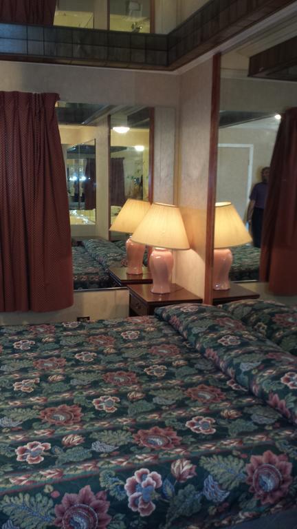 Wheeling Olde Court Inn חדר תמונה